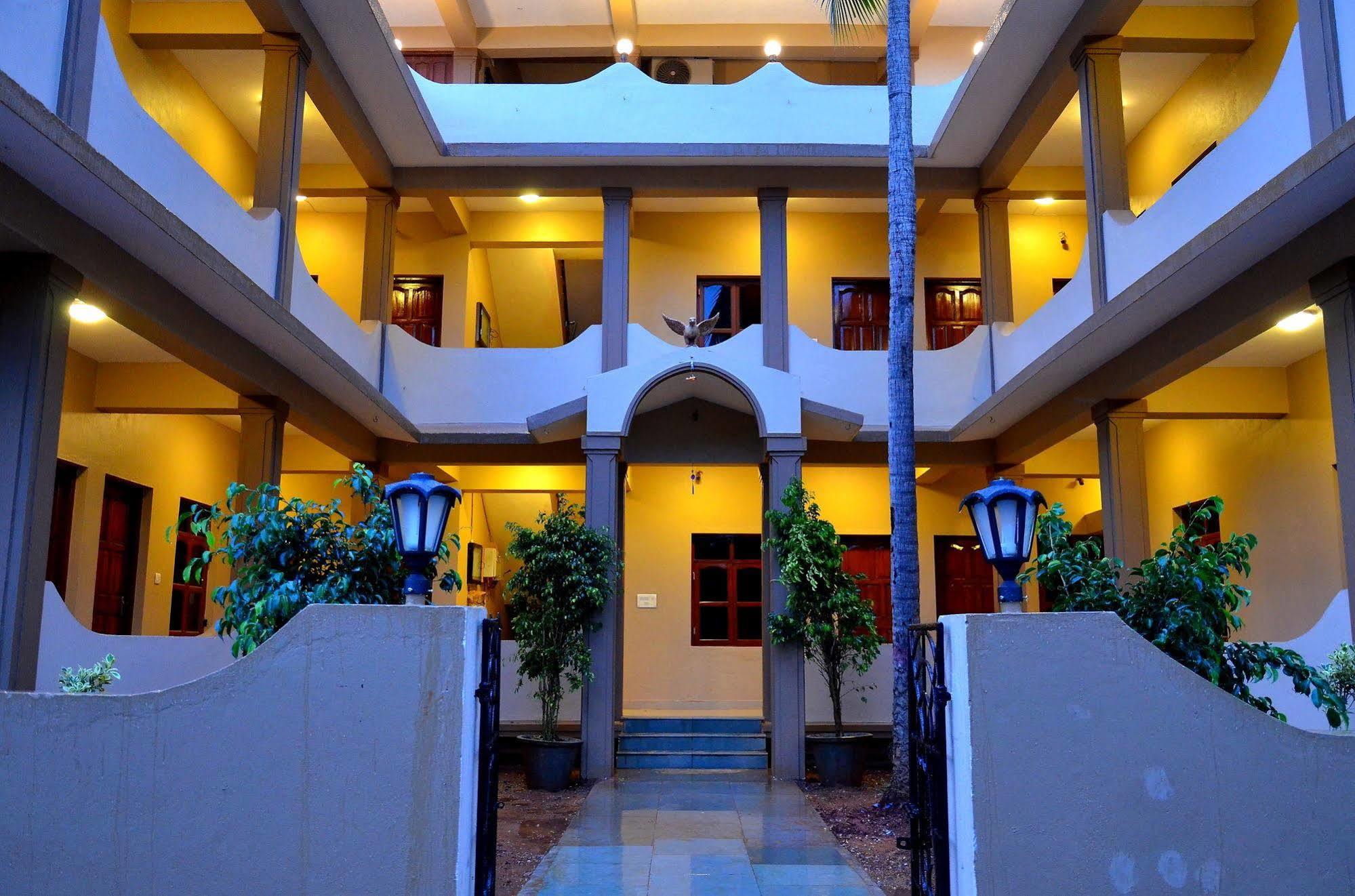 Garima Of Mandrem Hotel Bagian luar foto
